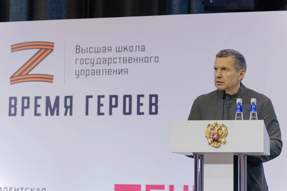 Владимир Соловьев дает напутствия участникам программы «Время героев». Фото: <a href="https://xn--b1aachba0csne6n.xn--p1ai/news/tpost/2hl944rnf1-programma-vremya-geroev-obuchenie-starto" rel="noopener noreferrer" title="https://xn--b1aachba0csne6n.xn--p1ai/news/tpost/2hl944rnf1-programma-vremya-geroev-obuchenie-starto">времягероев.рф</a>