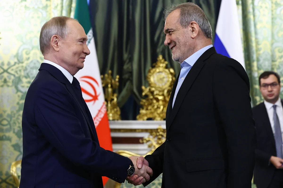 Владимир Путин и президент Ирана Масуд Пезешкиан во время встречи в Москве, 17 января 2025 года. Фото: Евгения Новоженина / EPA