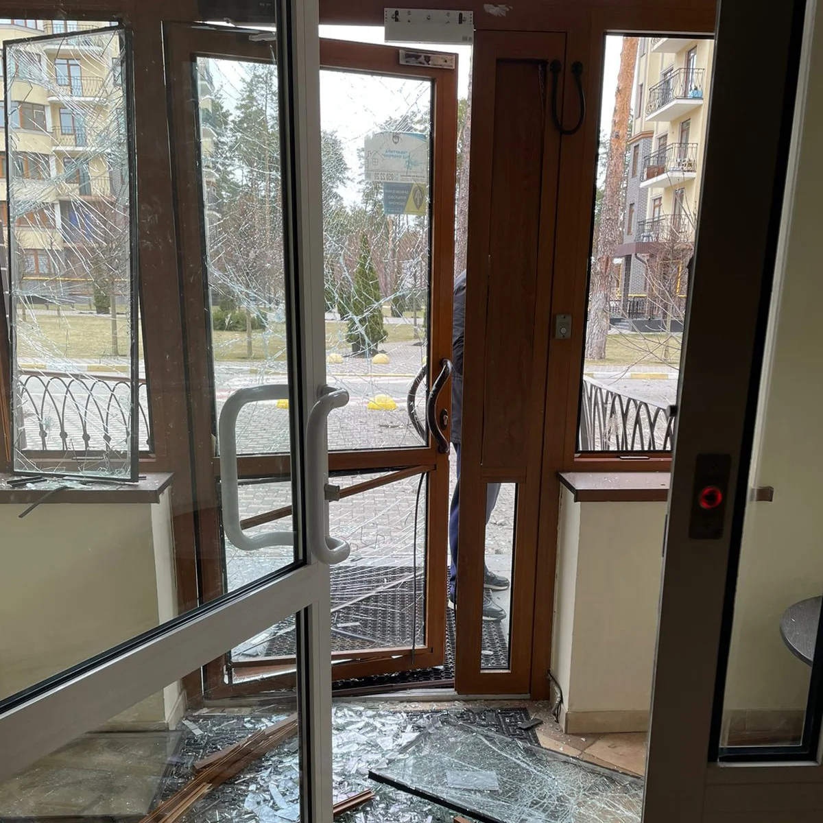 Подъезд после российских обстрелов. Фото из личного архива Натальи Шварц