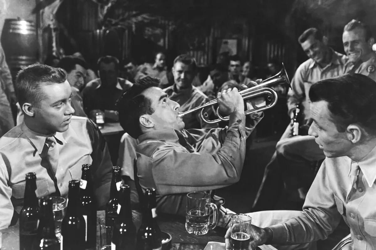Кадр из фильма «Отныне и во веки веков» (From Here to Eternity). Фото: <a data-sk="tooltip_parent" data-stringify-link="http://imdb.com" href="http://imdb.com/" rel="noopener noreferrer" target="_blank">imdb.com</a>
