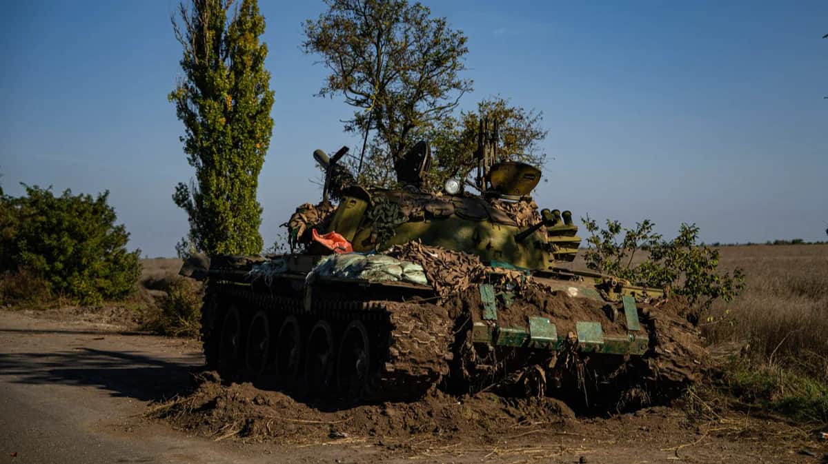 Брошенный российский танк Т-62 к югу от села Нововоронцовка, Херсонская область, Украина, 7 октября 2022 года. Фото: Dimitar Dilkoff / AFP / Scanpix / LETA