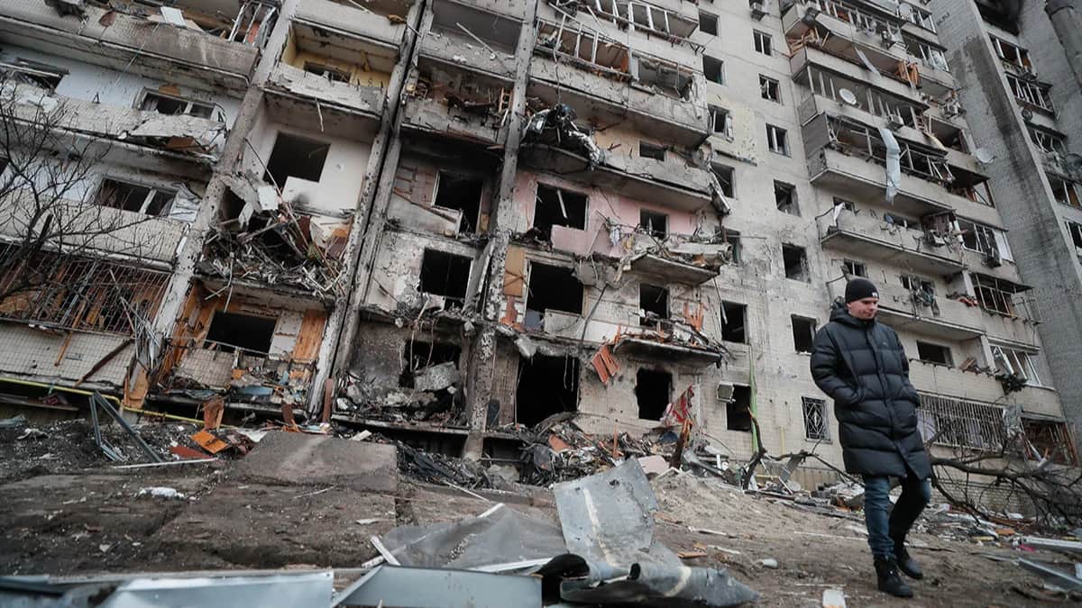 Последствия ночного обстрела жилого района в Киеве, Украина, 25 февраля 2022 года. Фото: Сергей Долженко / EPA-EFE