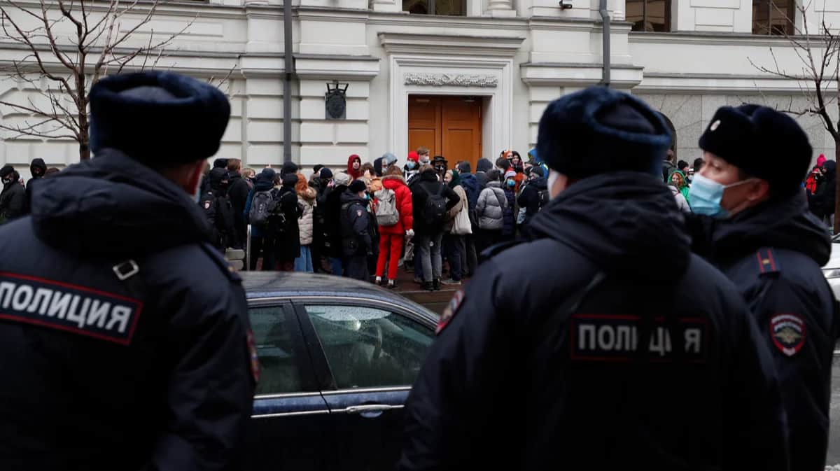 Полицейские у здания Верховного суда РФ во время слушаний по делу о ликвидации Международного Мемориала, Москва, 25 ноября 2021 года. Фото: Максим Шипенков / EPA