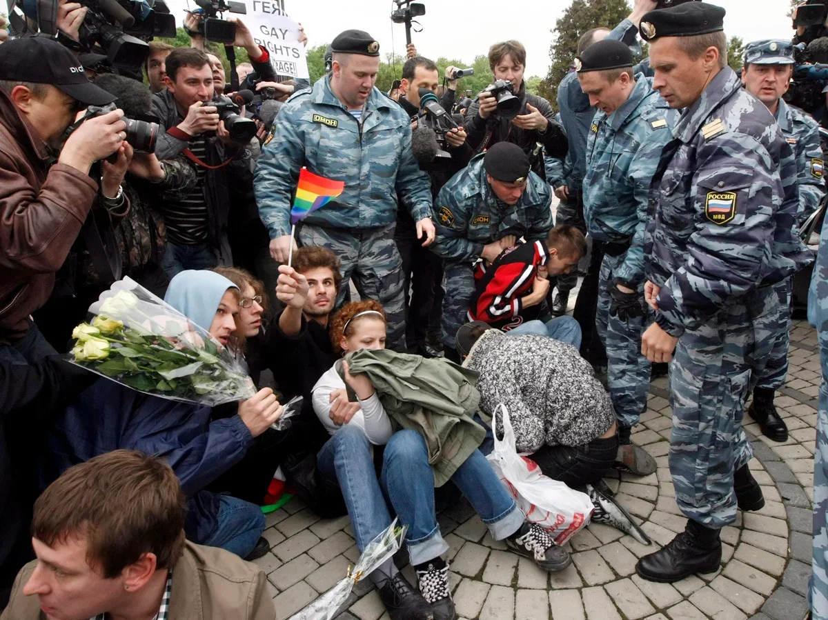 Riot police detain gay rights activists at a Pride rally in Moscow, 16 May 2009. Photo: Sergey Chirikov / EPA