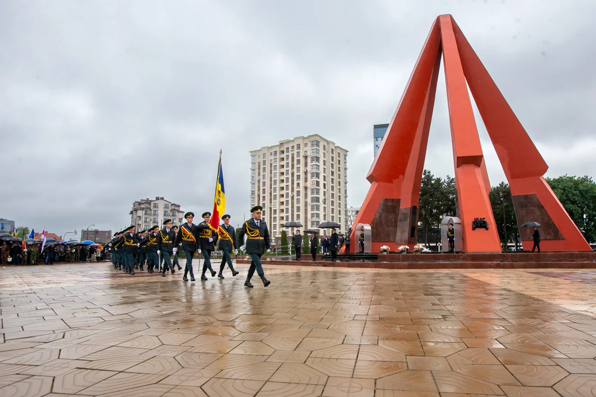 Почётный караул у Вечного огня во время церемонии, посвящённой 80-й годовщине Дня Победы в Кишинёве, 9 мая 2025 года. Фото: Dumitru Doru / EPA
