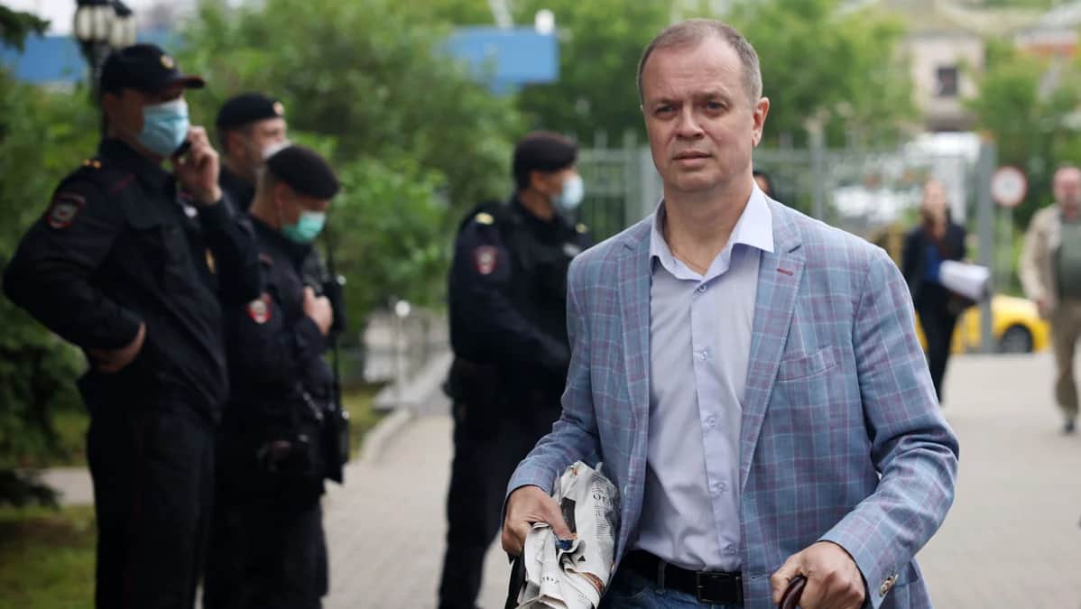 Адвокат Иван Павлов у Московского городского суда перед началом слушания дела ФБК, 9 июня 2021 года. Фото: Dimitar Dilkoff / AFP / Scanpix / LETA