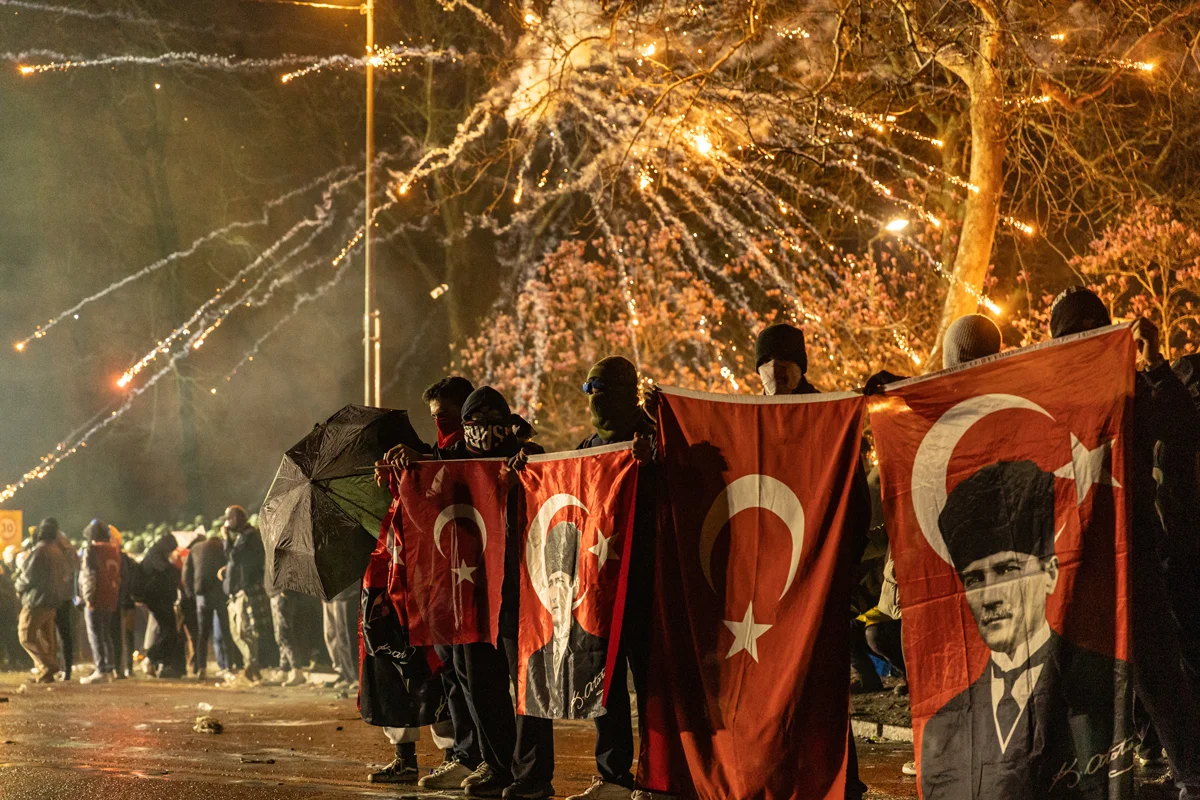 Митингующие на акции протеста против задержания Имамоглу в Стамбуле, 23 марта 2025 года. Фото: Erdem Sahin / EPA