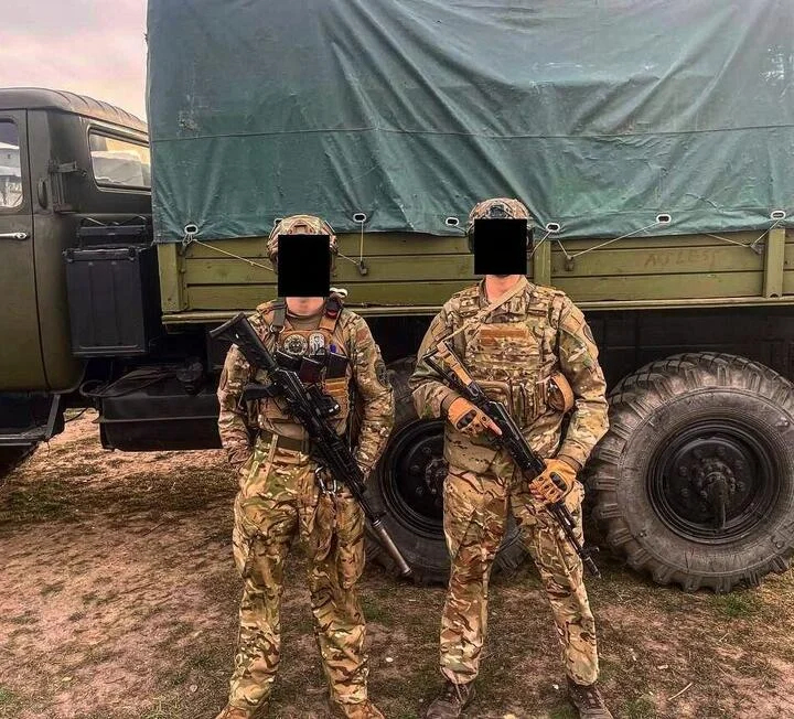 Шустрый (слева) вместе с другим курсантом на полигоне, где проходили тренировки младших лейтенантов резерва. Фото предоставлено собеседником