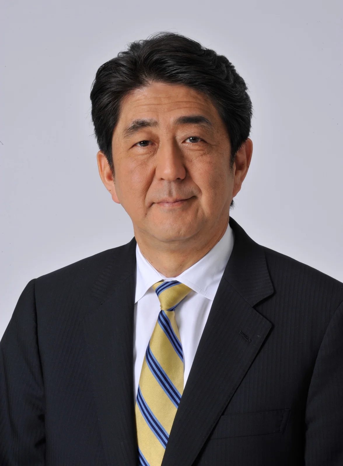 Синдзо Абэ. Фото: <a href="https://commons.wikimedia.org/w/index.php?curid=64095558">Wikimedia Commons</a>, Prime Minister of Japan Official, <a href="https://www.kantei.go.jp/jp/content/20150101souri_2.jpg">CC BY 4.0</a> 