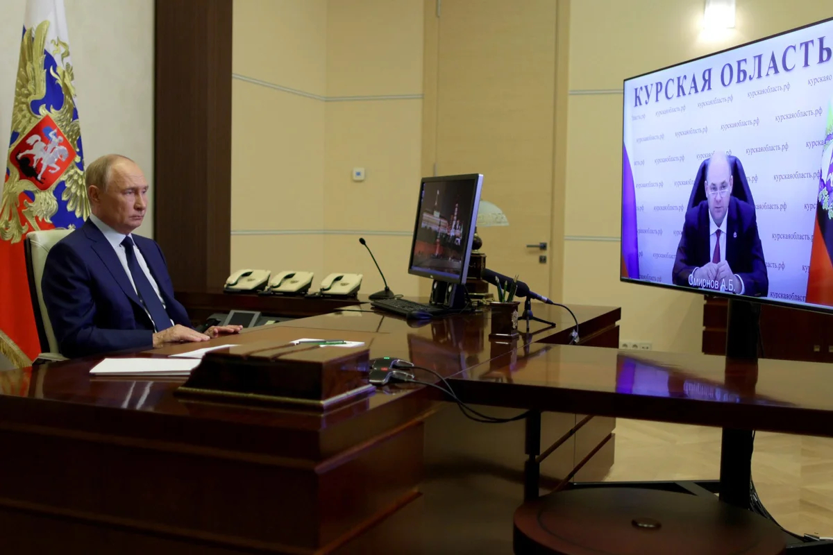 Владимир Путин на встрече с врио губернатора Курской области Алексеем Смирновым, 8 августа 2024 года. Фото: <a data-sk="tooltip_parent" data-stringify-link="http://kremlin.ru/events/president/news/74725/photos" href="http://kremlin.ru/events/president/news/74725/photos" rel="noopener noreferrer" target="_blank">Kremlin</a>