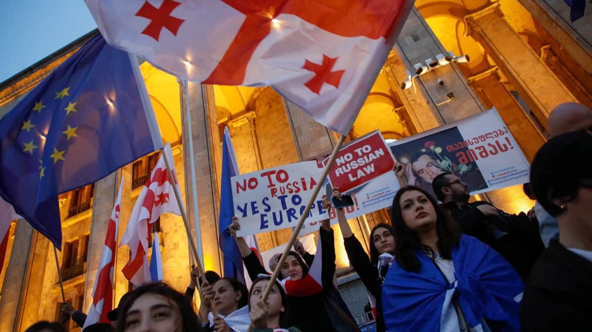 Акция протеста против законопроекта об «иностранных агентах» у здания парламента Грузии в Тбилиси, 15 апреля 2024 года. Фото: David Mdzinarishvili / EPA-EFE