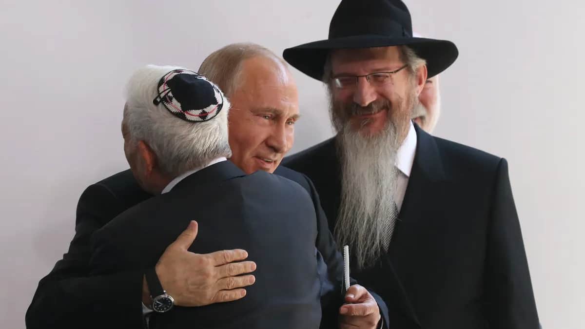 Владимир Путин и Берл Лазар (справа). Фото: Mikhail Svetlov/Getty Images