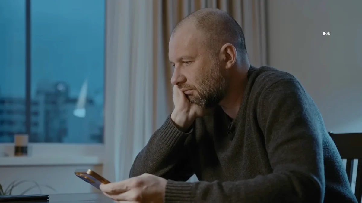Андрей Лошак общается по телефону с единственным оставшимся в России героем предыдущего фильма из тульского штаба Навального. Кадр: <a href="https://www.youtube.com/watch?v=2yeJq2dAGsc" rel="noopener noreferrer" title="https://www.youtube.com/watch?v=2yeJq2dAGsc">Андрей Лошак</a> / Настоящее Время. Док / YouTube