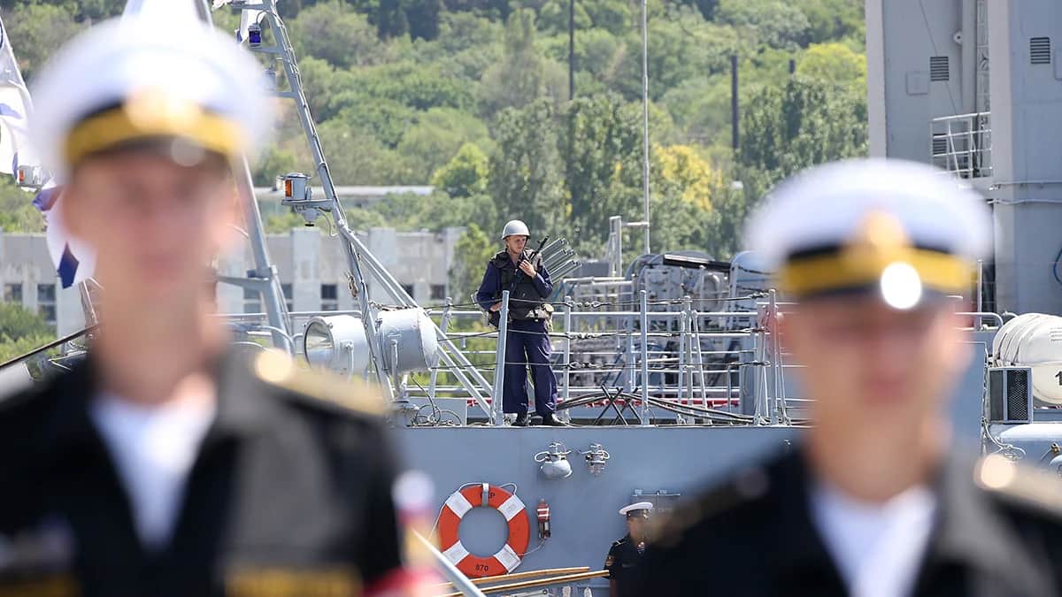Офицеры Военно-морского флота стоят на кораблях, пришвартованных на Севастопольской военно-морской базе, Крым, 8 июля 2016 года. Фото: Максим Шипенков / EPA