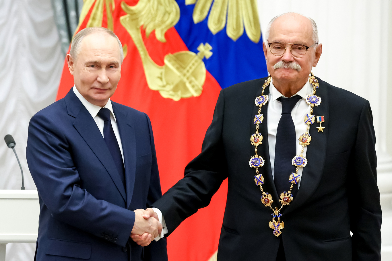 Vladimir Putin presents Nikita Mikhalkov with the Order of St. Andrew the Apostle the First-Called in Moscow, 24 December 2025.  Photo: EPA / ALEXANDER KAZAKOV