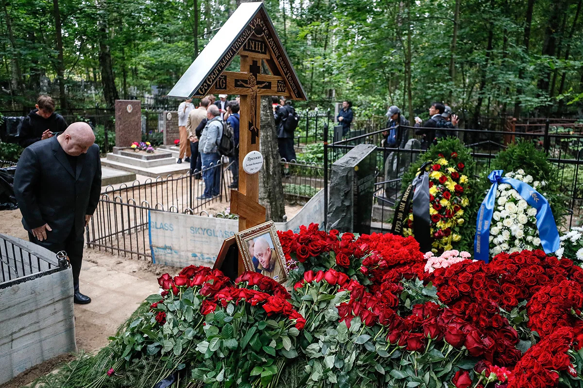 Посетитель отдает дань уважения на могиле руководителя группы компаний ЧВК «Вагнер» Евгения Пригожина на Пороховском кладбище в Санкт-Петербурге, Россия, 30 августа 2023 года. Фото: Анатолий Мальцев / EPA-EFE