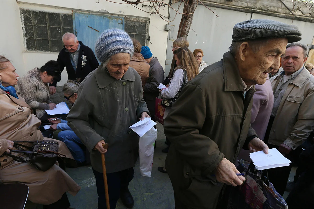 Жители Крыма стоят в очереди на получение российских паспортов в Севастополе, Украина, 24 марта 2014 года. Фото: Сергей Ильницкий / EPA