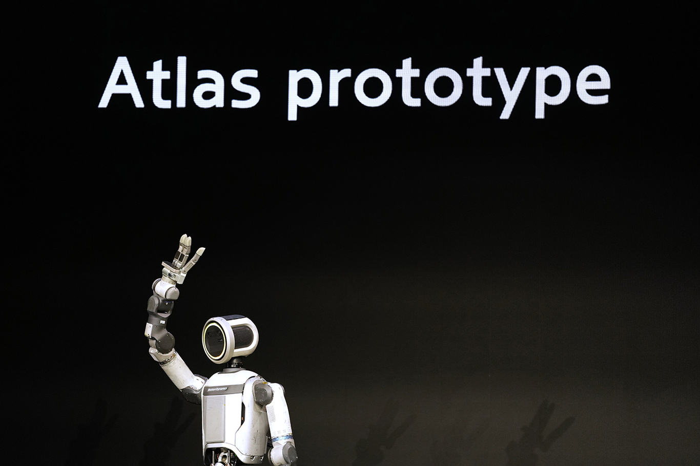 Робот Atlas стоит на сцене во время пресс-конференции Hyundai и Boston Dynamics в преддверии технической выставки CES, которая состоится 5 января 2026 года в Лас-Вегасе. США. 5 января 2025 года. Фото: Abbie Parr / AP Photo / Scanpix / LETA