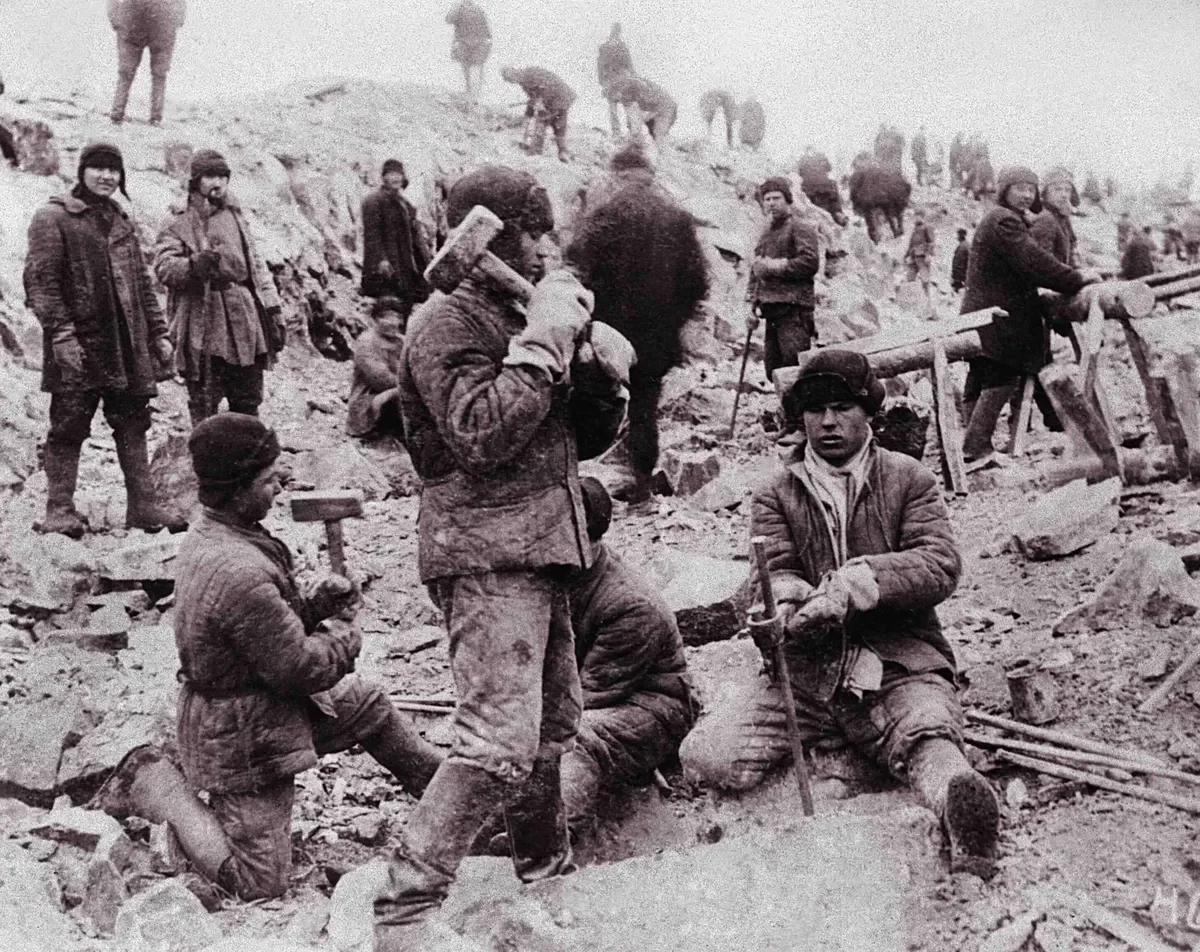 Prisoners working on the construction of the White Sea Canal. Photo: Laski Diffusion / Getty Images