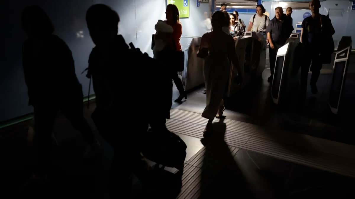 Пассажиры покидают станцию метро после отключения электроэнергии в Мадриде, 28 апреля 2025 года. Фото: Mariscal / EPA