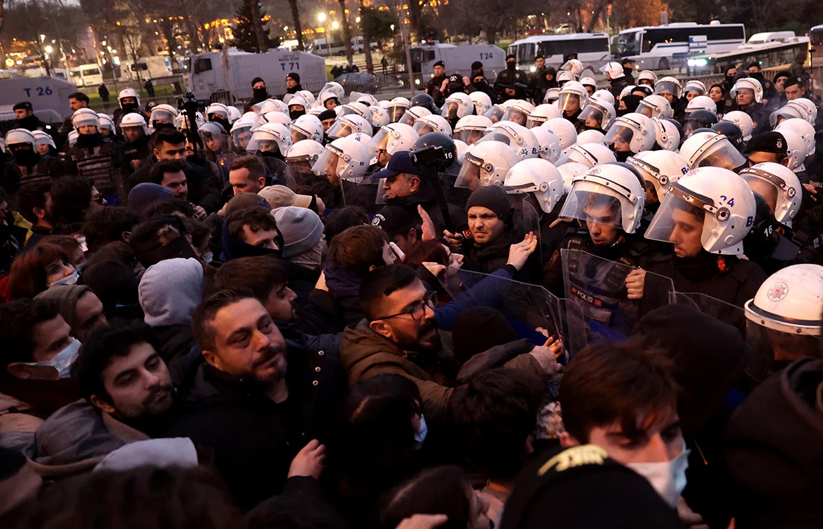 Турецкий спецназ блокирует протестующих, когда они направляются к площади Таксим от здания муниципалитета Стамбула, Турция, 20 марта 2025 года. Фото: Erdem Sahin / EPA-EFE