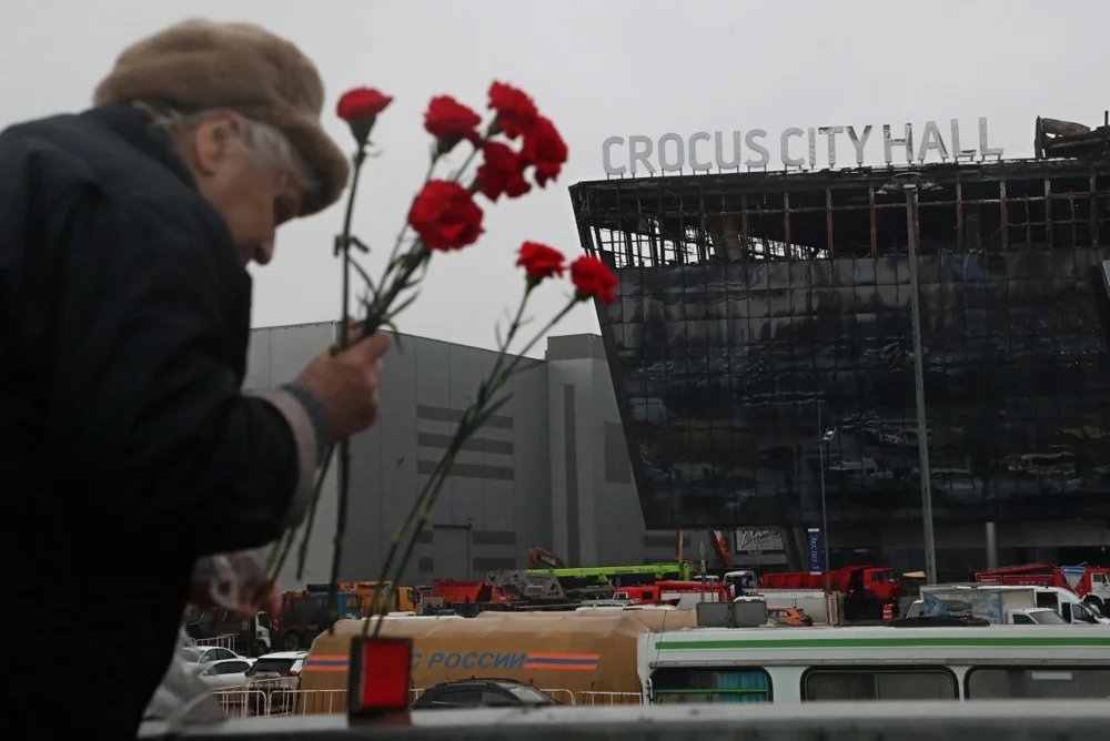 Mourners bring flowers to the Crocus City Hall concert venue outside Moscow, March 2024. Photo: EPA-EFE / MAXIM SHIPENKOV