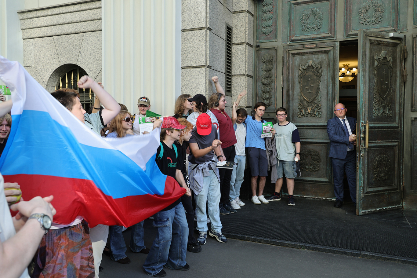 Сторонники партии «Яблоко» возле здания Верховного суда РФ во время рассмотрения иска партии «Родина». Москва. 10 августа 2026 года. Фото: Евгений Мессман / ТАСС / ZUMA Press / Scanpix / LETA