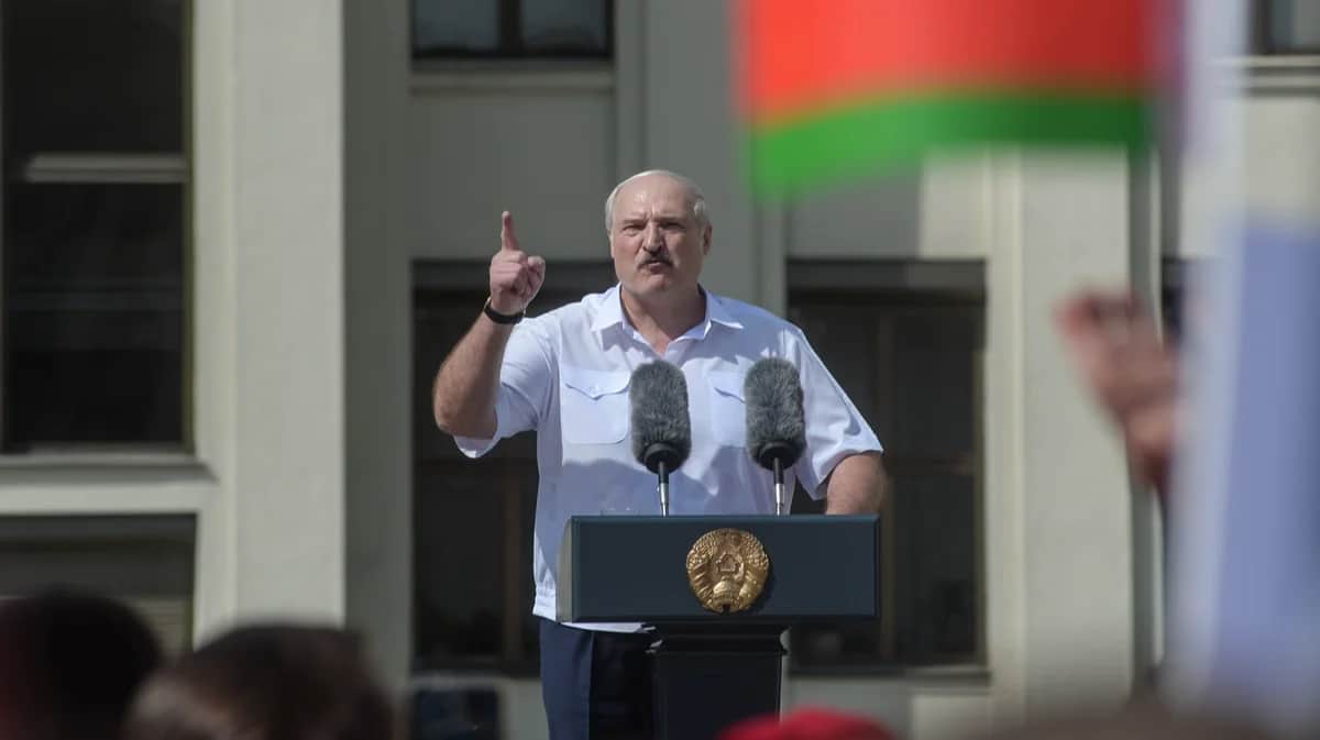 Александр Лукашенко обращается к своим сторонникам во время митинга в Минске, 16 августа 2020 года. Фото: Yauhen Yerchak / EPA-EFE
