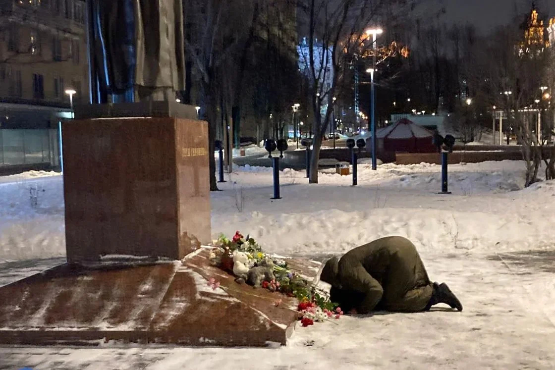Москвичка у памятника поэтессе Лесе Украинке. Фото: <a href="https://t.me/sotaproject">SOTA</a>