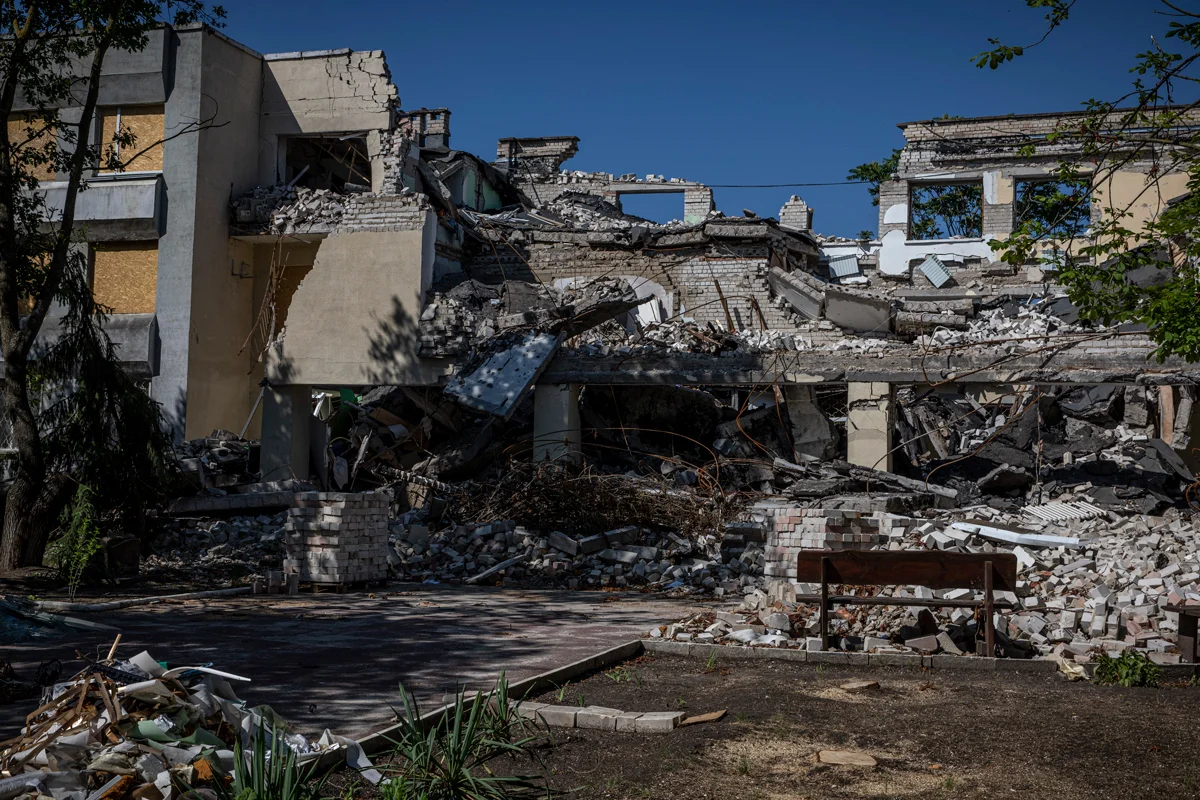 Разрушенная российским обстрелом школа в Херсоне, 15 июня 2023 года. Фото: Alex Chan / SOPA Images / Sipa USA / Vida Press