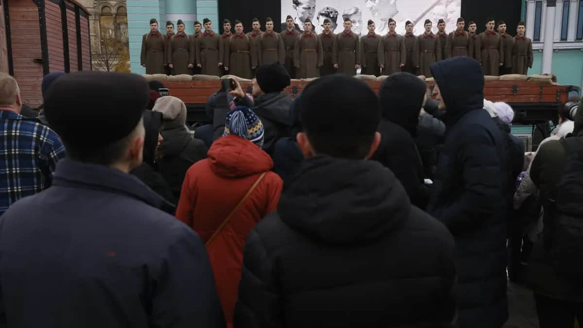 A Russian choir with its members dressed as Soviet-era soldiers perform during an exhibition dedicated to the 'Russia Unity Day' celebrations and the upcoming 81th historical parade marking the anniversary of the 1941/41 'Battle of Moscow' during the World War II, on the Red Square in Moscow, 05 November 2022. Photo: EPA-EFE / SERGEI ILNITSKY