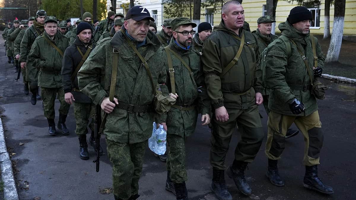 Российские граждане, призванные по частичной мобилизации, направляются в районы боевого слаживания после призыва на войну между Россией и Украиной в Москве, 10 октября 2022 года. Фото: Stringer / Anadolu Agency / Getty Images