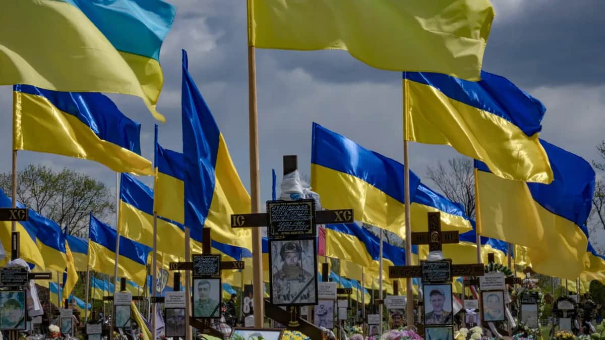 The Alley of Heroes at a cemetery in Kramatorsk, Donetsk region, eastern Ukraine, 27 April 2025. Photo: EPA/MARIA SENOVILLA