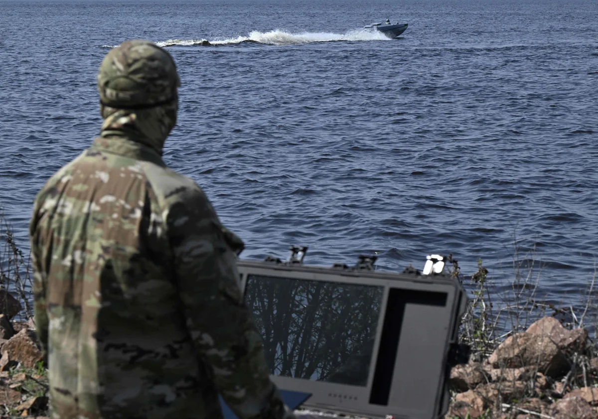 Украинский военнослужащий управляет морским дроном Magura во время демонстрации для журналистов, Украина, 11 апреля 2024 года. Фото: Genya Savilov / AFP / Scanpix / LETA