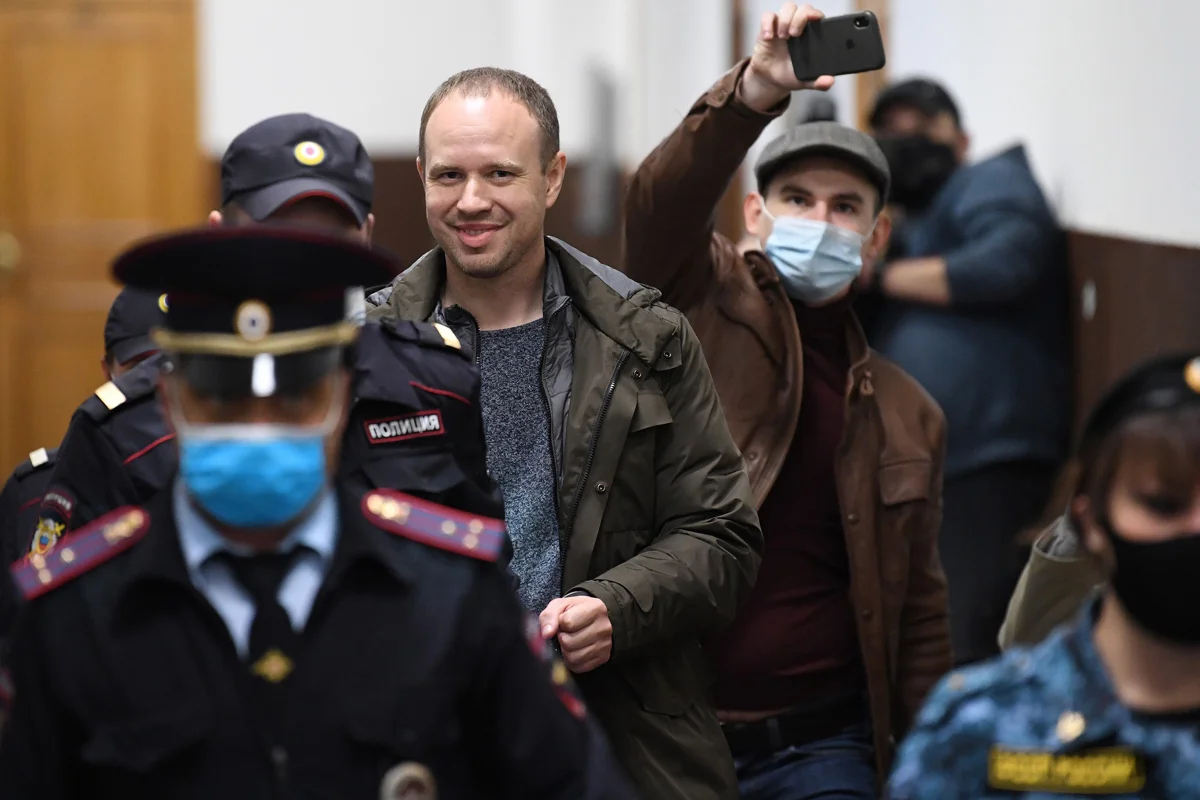 Бывший депутат Законодательного собрания Иркутской области Андрей Левченко (в центре) перед началом заседания суда по избранию меры пресечения, Москва, 29 сентября 2020 года. Фото: Дмитрий Духанин / Коммерсантъ / Sipa USA / Vida Press