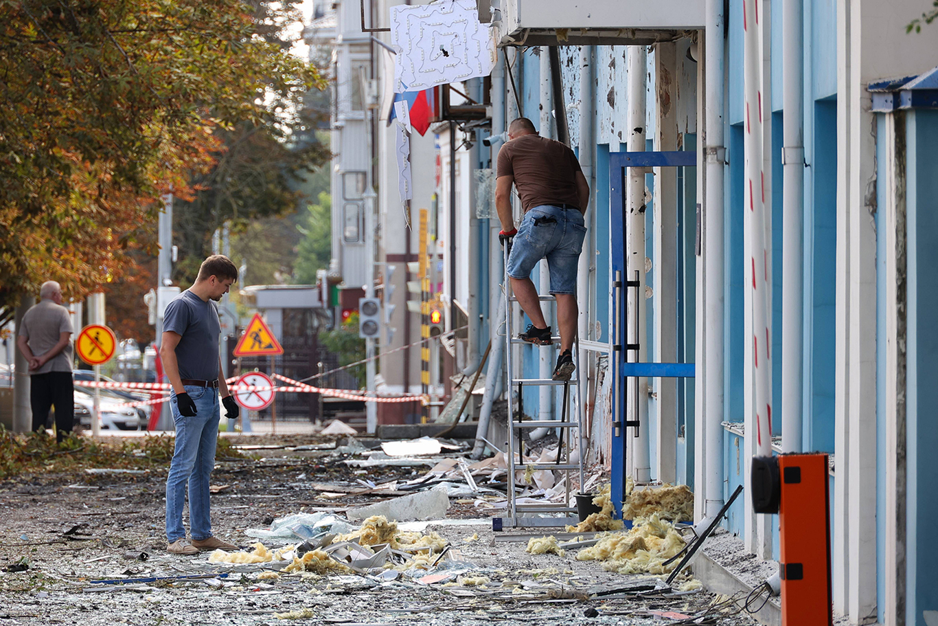 Люди разбирают завалы после удара беспилотника в Белгороде. Россия. 9 августа 2026 года. Фото: Таисия Лисковец / Sputnik / Scanpix / LETA