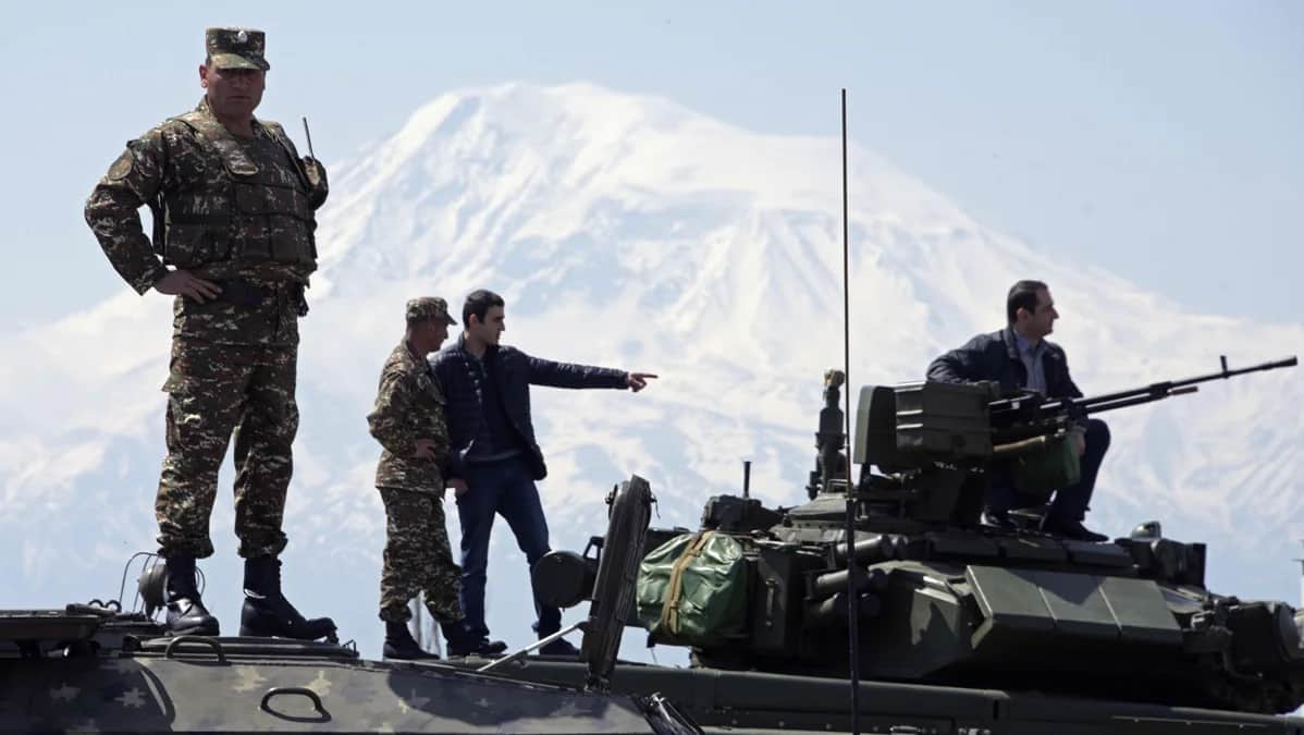 Армянские военнослужащие во время армейской выставки в Ереване, 21 апреля 2017 года. Фото: Karen Minasyan / AFP / Scanpix / LETA