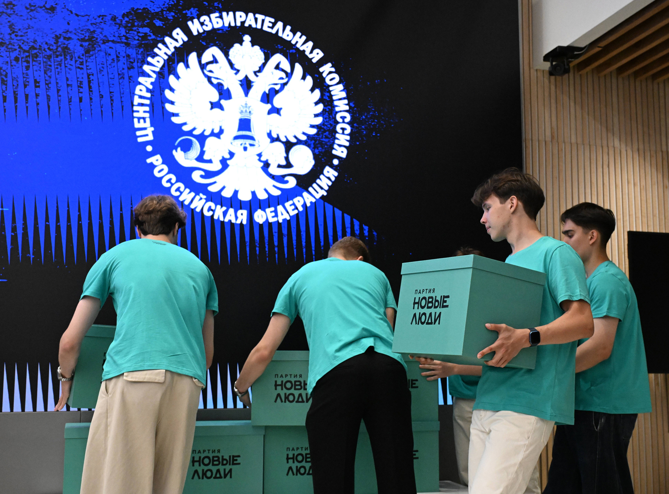 Представители партии «Новые люди» во время подачи документов в Центральную избирательную комиссию РФ для регистрации списка кандидатов от партии на выборах в Государственную думу, Москва, 7 июля 2026 года. Фото: Максим Блинов / Спутник / Imago Images / Scanpix / LETA