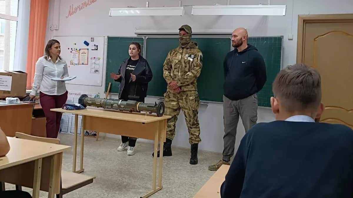 Встреча с наемником ЧВК «Вагнер» Александром Расправиным в школе поселка Выездное в Нижегородской области. Фото: <a href="https://vk.com/viezdnovskaya?w=wall-154962112_3323&amp;z=photo-154962112_457244778%2Fwall-154962112_3323">МБОУ Выездновская СШ/«ВКонтакте»</a>