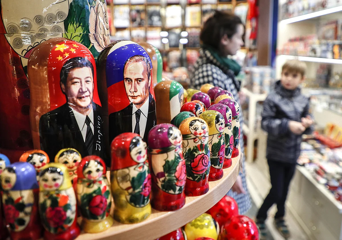 Русские матрешки с портретами президента России и президента Китая в сувенирном магазине в центре Москвы, Россия, 16 октября 2023 года. Фото: Юрий Кочетков / EPA-EFE