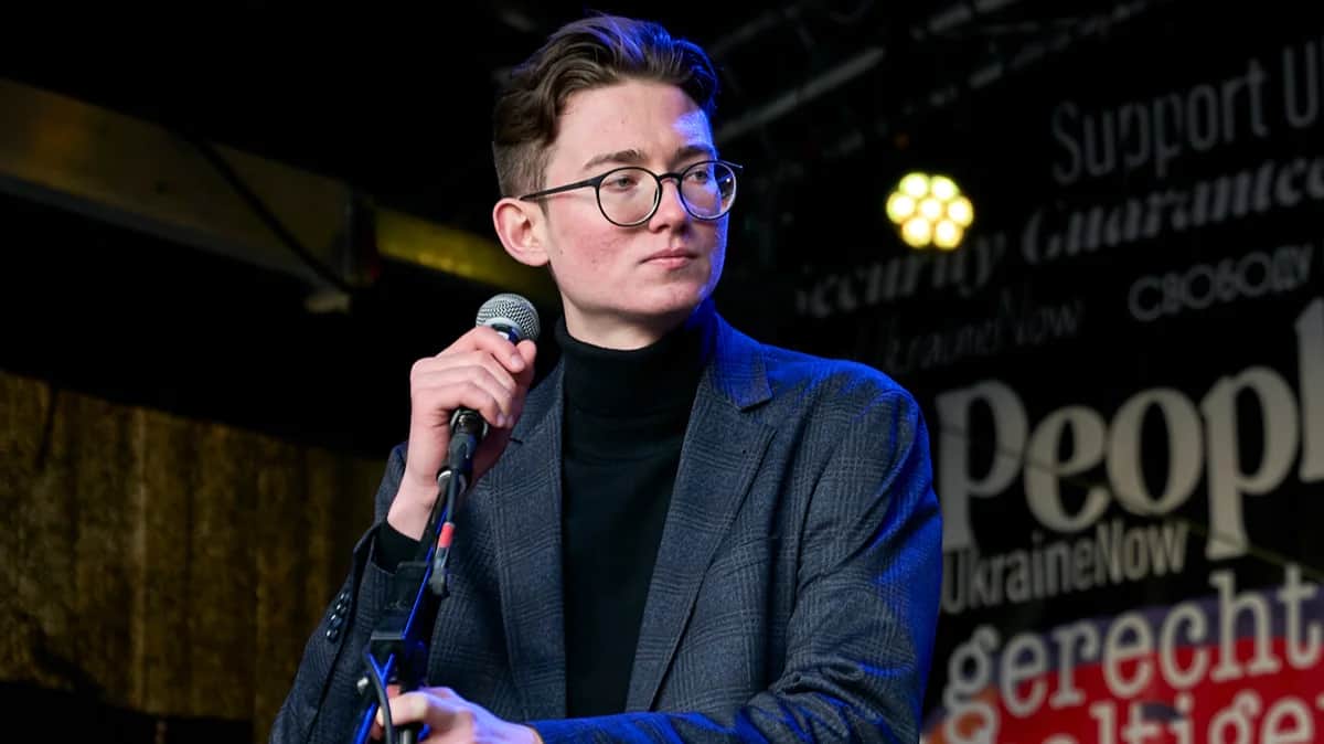 Кевин Лик выступает перед концертом Pussy Riot в Берлине, 22 февраля 2025 года. Фото: Michael Ukas / dpa / picture-alliance / Scanpix / LETA