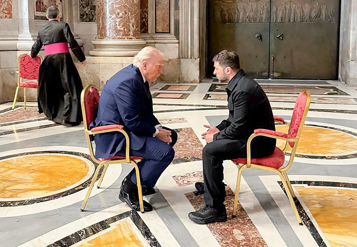 Дональд Трамп и Владимир Зеленский во время встречи в Ватикане, 26 апреля 2025 года. Фото: EPA / Scanpix / LETA