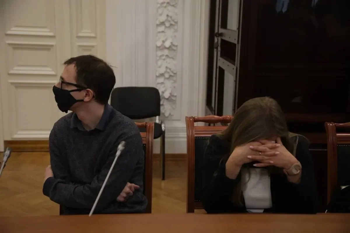 <br>Дмитрий Касинцев с адвокатом Еленой Коневой в зале суда. Фото: «Новая газета Европа»