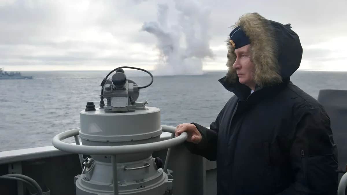 <span>Vladimir Putin watches Russian naval drills in the Black Sea off the coast of Russian-annexed Crimea, 9 January 2020. Photo: EPA/ALEXEI DRUZHININ / SPUTNIK / KREMLIN POOL</span>