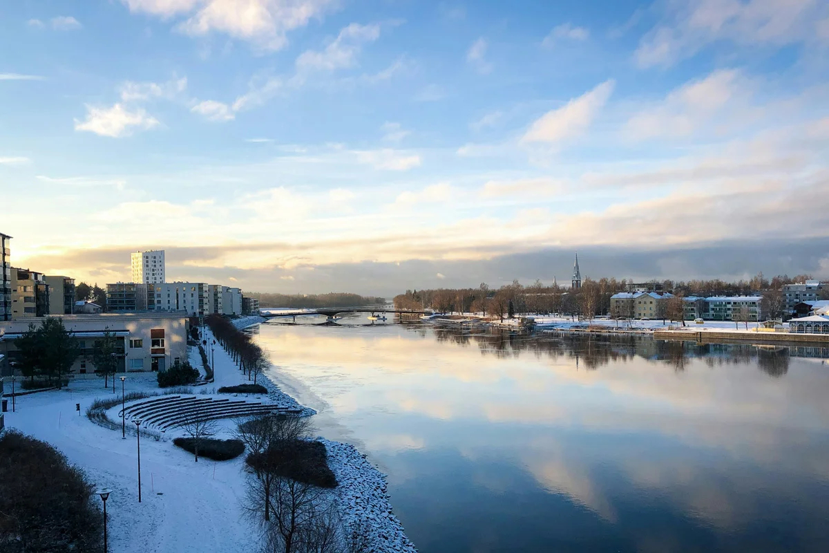 Йоэнсуу. Фото: Santeri Liukkonen / <a data-sk="tooltip_parent" data-stringify-link="https://unsplash.com/de/fotos/ein-gewasser-umgeben-von-schneebedeckten-gebauden-eh1opO3odgg" href="https://unsplash.com/de/fotos/ein-gewasser-umgeben-von-schneebedeckten-gebauden-eh1opO3odgg" rel="noopener noreferrer" target="_blank">Unsplash</a>