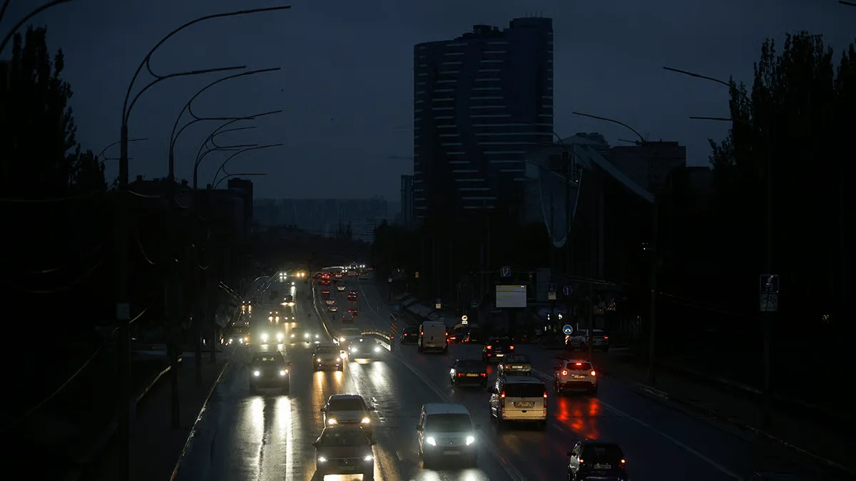 A street is plunged into darkness after Russian airstrikes on Kyiv, Ukraine, 10 October 2025. Photo: Sergey Dolzhenko / EPA<br/>