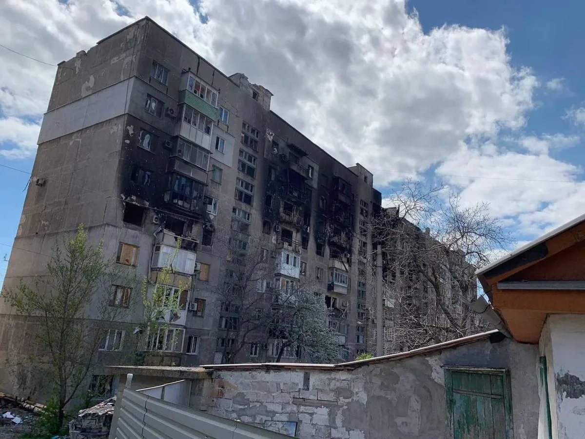 «Нам не стыдно. Мы русские, с нами Бог. И вот уже пианист-виртуоз ББ высказывается по телевизору: "Я гуманитарий, музыка и все такое… А нельзя окружить, отключить электричество?.."» Мариуполь. Фото: Мариуполь сейчас