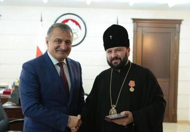 Президент Южной Осетии Анатолий Бибилов и Архиепископ Леонид. Фото: <a href="https://blagos.ru/content/prezident-yuzhnoy-osetii-pozdravil-arhiepiskopa-leonida-s-naznacheniem-na-dolzhnost">Владикавказская и Аланская Епархия</a>