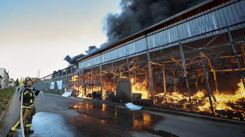 The general scene following the shelling of the hypermarket in Kharkiv, Ukraine, 25 May 2024 amid the Russian invasion. Photo: EPA-EFE/SERGEY KOZLOV