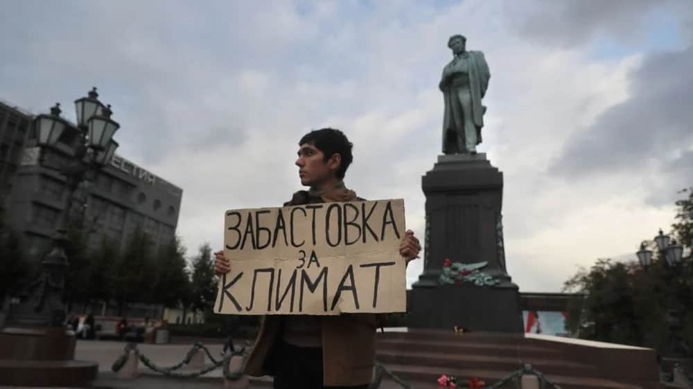 Arshak Makichyan holds a sign reading “Climate strike” during a protest in Moscow, 20 September 2019. Photo: EPA-EFE/SERGEI ILNITSKY